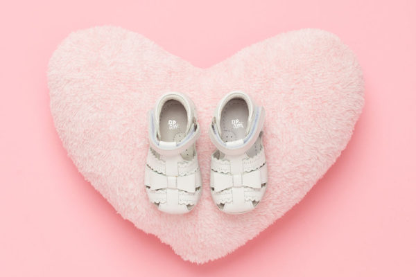 Photo chaussure enfant fond rose coeur